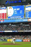 エンゼルス戦に先発でメジャー初登板し、初球を投じる今井（共同）