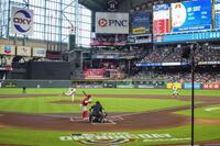 エンゼルス戦に先発でメジャー初登板し、初球を投じる今井（共同）