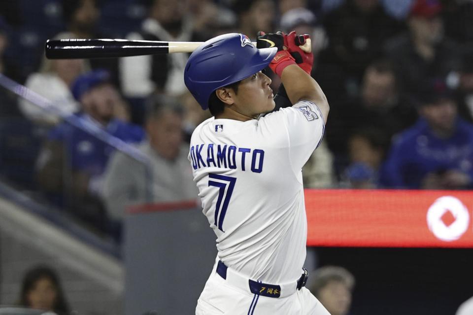 ４回、メジャー初本塁打を放つ岡本（共同）