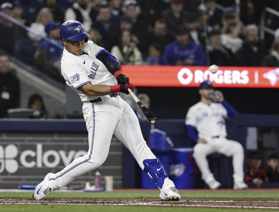 ４回、メジャー初本塁打を放つ岡本（共同）