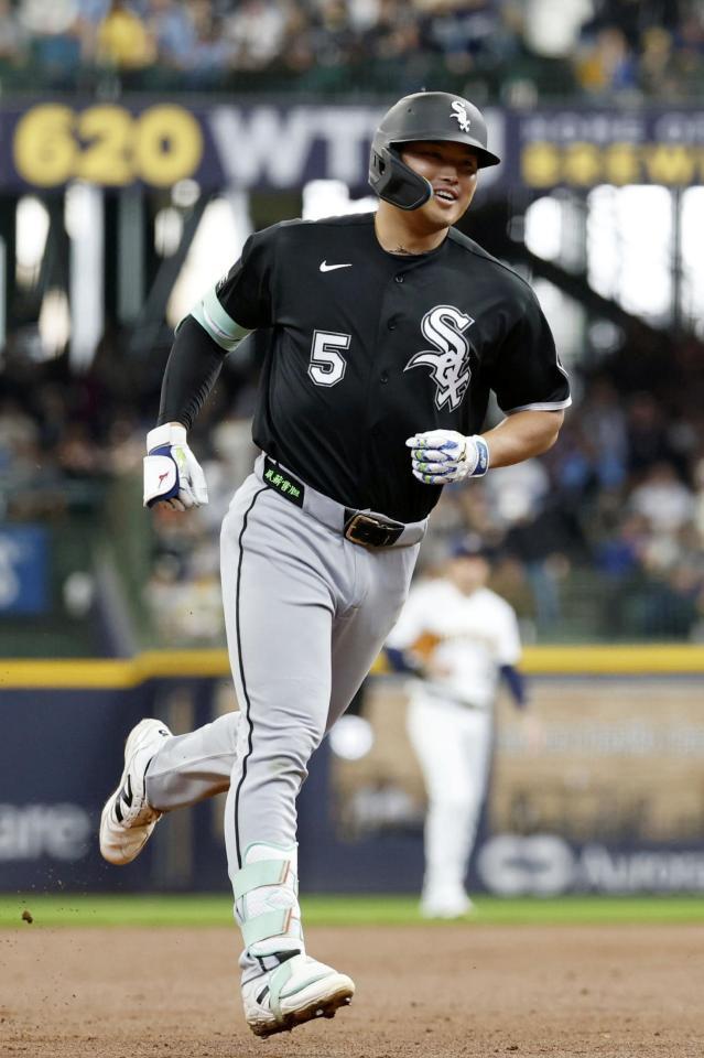 ２回、３号ソロを放った村上。日本勢初のメジャーデビューから３試合連続本塁打となった（共同）