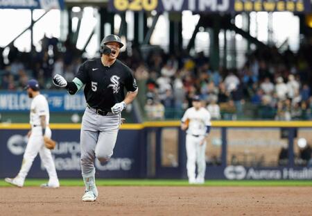 　２回、ソロを放ち雄たけびを上げる村上