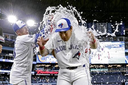 　メジャー初本塁打を放ち、試合後に手荒い祝福を受ける岡本