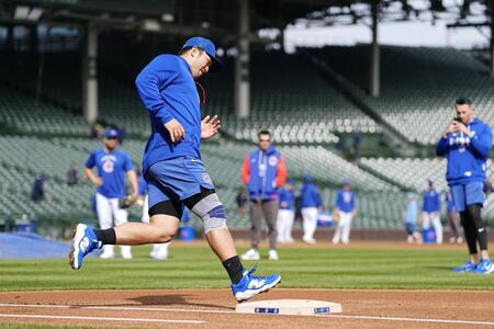 右膝負傷後初の走塁練習を行う鈴木（共同）