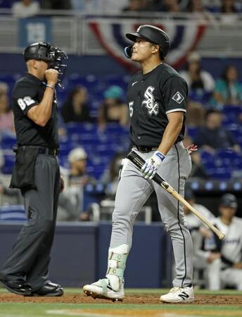 ４回、空振り三振に倒れた村上（共同）