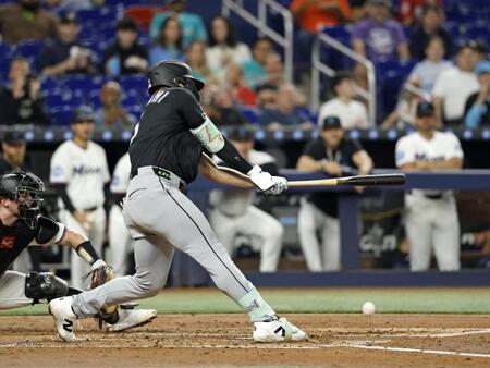 ３回、投手内野安打を放つ村上（共同）