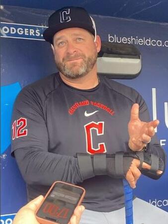 試合前のベンチで報道陣の質問に答えるボート監督（撮影・小林信行）