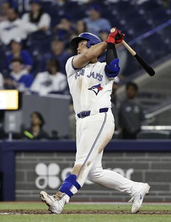 ９回、２試合連続本塁打となる２号ソロを放つ岡本（共同）