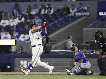 ９回、２試合連続本塁打となる２号ソロを放つ岡本（共同）