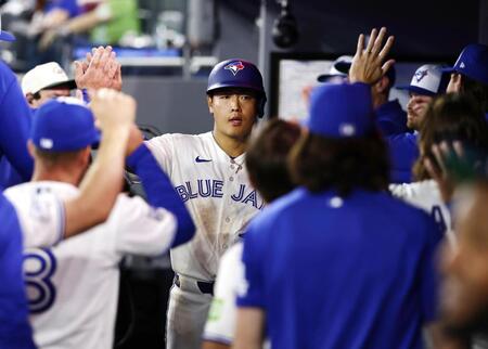 ９回、２号ソロを放ち、迎えられる岡本（共同）