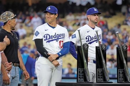 　シルバースラッガー賞の表彰で、笑顔を見せるドジャース・大谷。その右は同じく受賞者のタッカー＝ロサンゼルス（共同）