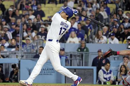 １回、左前打を放つ大谷（共同）