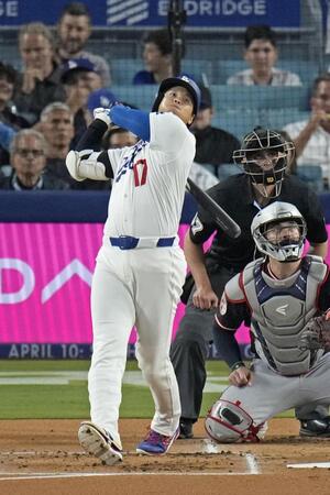 １回、左前打を放つ大谷（共同）