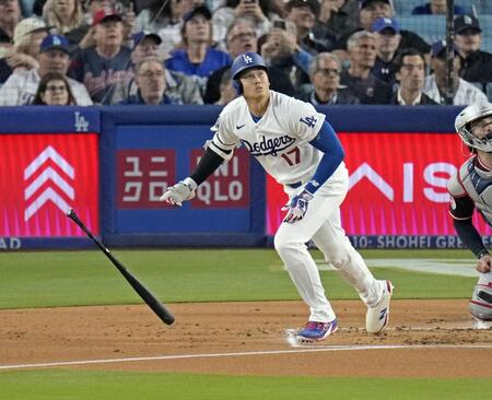 １回、左前打を放つ大谷（共同）