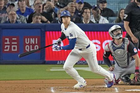 １回、左前打を放つ大谷（共同）