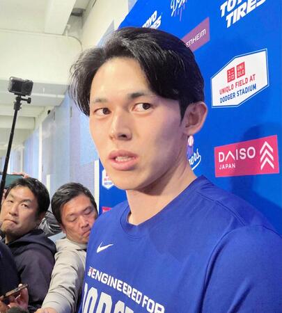 試合後、報道陣の質問に答える佐々木（撮影・小林信行）