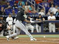 ３回、投手内野安打を放つ村上（共同）