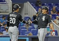 ３回、ヘイズの３ランで生還し、バルガス（左）に迎えられる村上（共同）