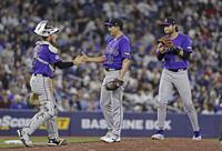 ５回途中、降板する先発の菅野（中央）＝共同