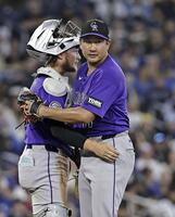 ５回途中、降板する先発の菅野（共同）