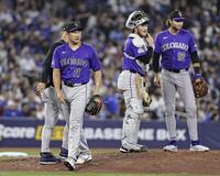 ５回途中、降板する先発の菅野（１１）＝共同