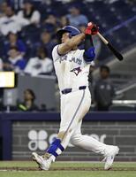 ９回、２試合連続本塁打となる２号ソロを放つ岡本（共同）