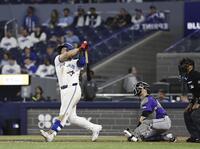 ９回、２試合連続本塁打となる２号ソロを放つ岡本（共同）