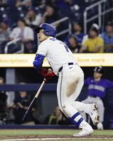 ９回、２試合連続本塁打となる２号ソロを放つ岡本（共同）