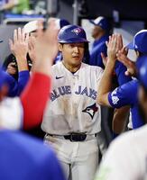 ９回、２号ソロを放ち、迎えられる岡本（共同）