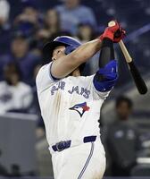 ９回、２試合連続本塁打となる２号ソロを放つ岡本（共同）