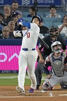 １回、左前打を放つ大谷（共同）