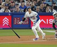 １回、左前打を放つ大谷（共同）