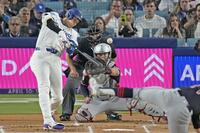 １回、左前打を放つ大谷（共同）