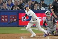 １回、左前打を放つ大谷（共同）