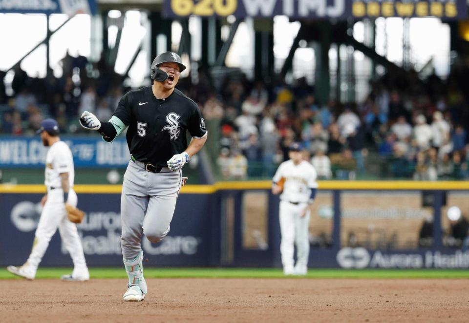 　２回、ソロを放ち雄たけびを上げる村上