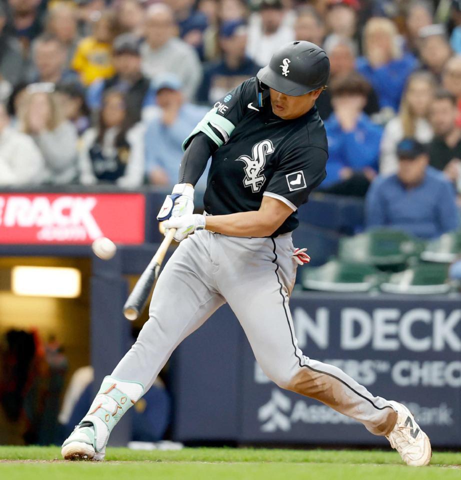 　２回、３号ソロを放つホワイトソックス・村上。日本勢初のメジャーデビューから３試合連続本塁打となった＝ミルウォーキー（共同）