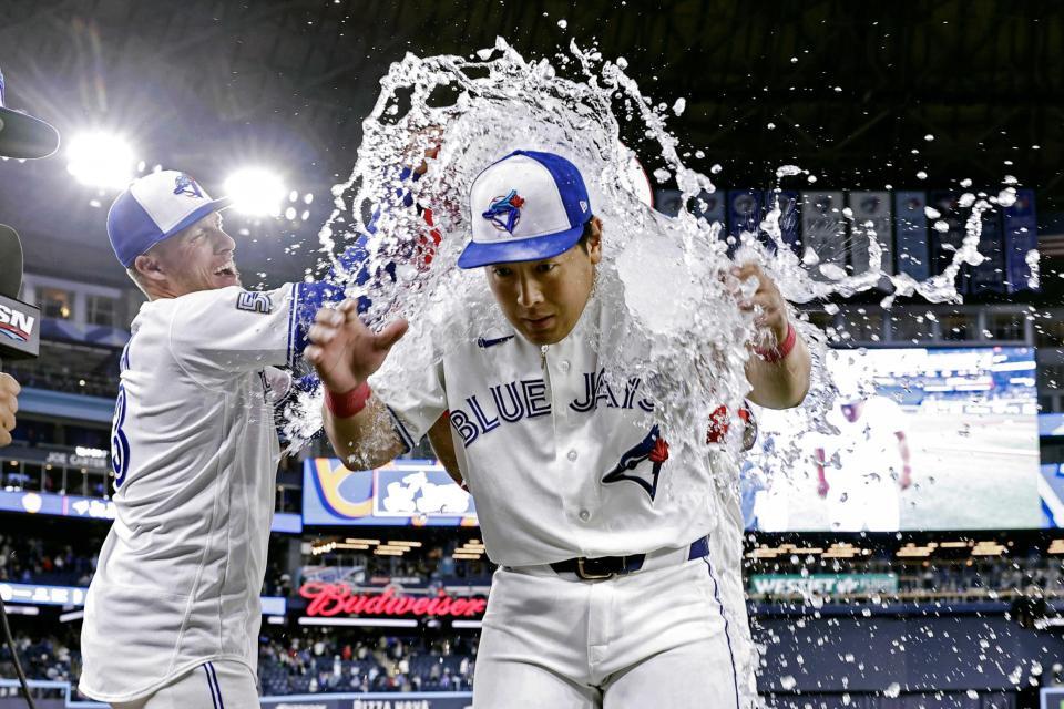 　メジャー初本塁打を放ち、試合後に手荒い祝福を受ける岡本