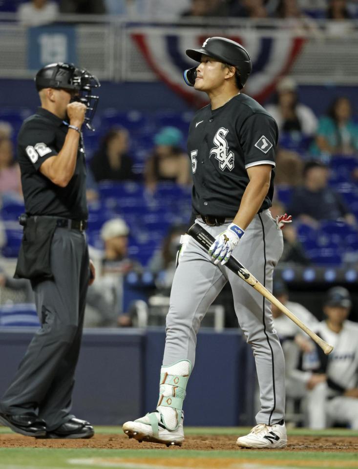 ４回、空振り三振に倒れた村上（共同）