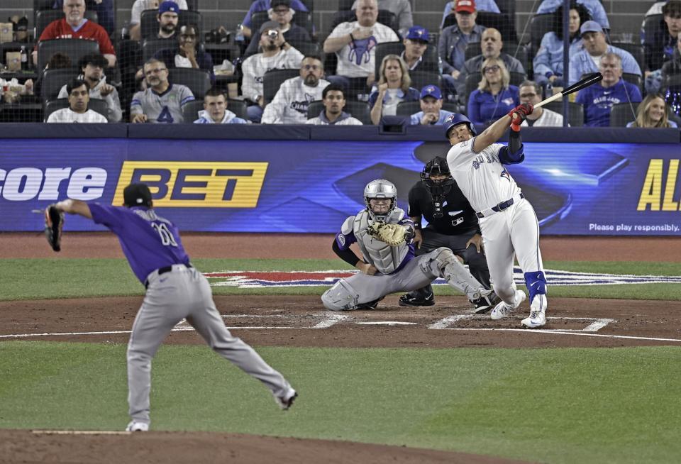 ２回、菅野と対戦し、空振り三振に倒れる岡本（共同）