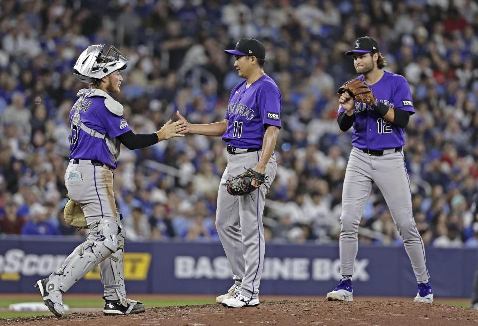 ５回途中、降板する先発の菅野（中央）＝共同