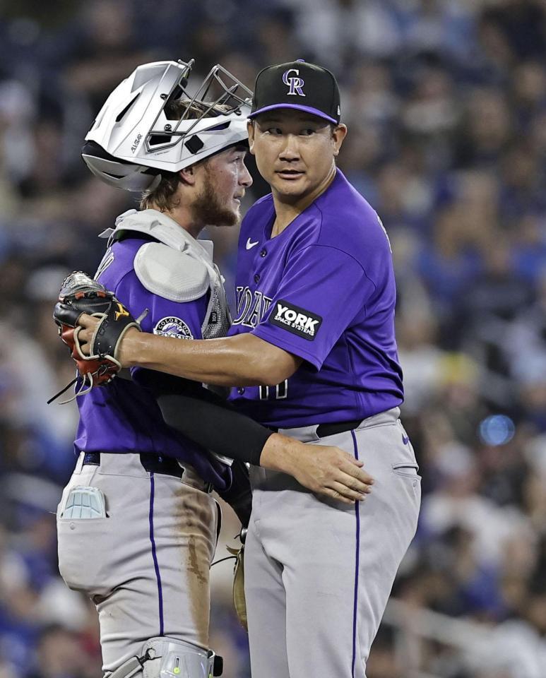 ５回途中、降板する先発の菅野（共同）