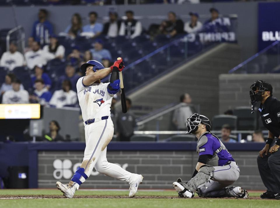 ９回、２試合連続本塁打となる２号ソロを放つ岡本（共同）