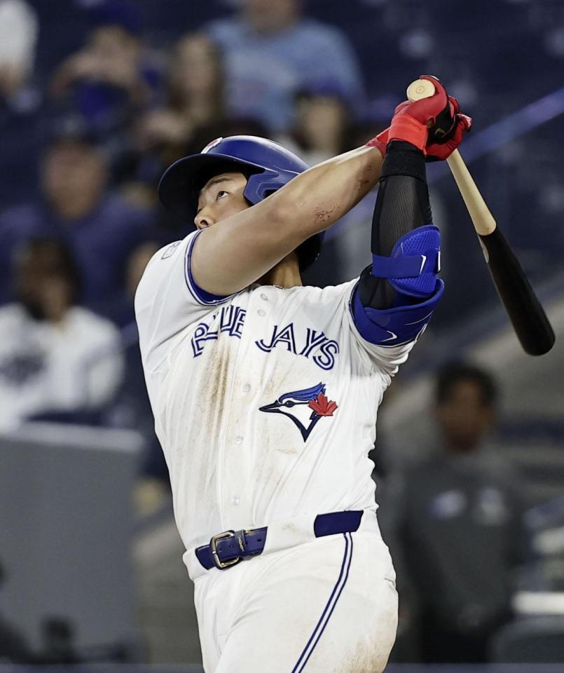 ９回、２試合連続本塁打となる２号ソロを放つ岡本（共同）