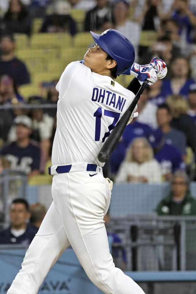 １回、左前打を放つ大谷（共同）