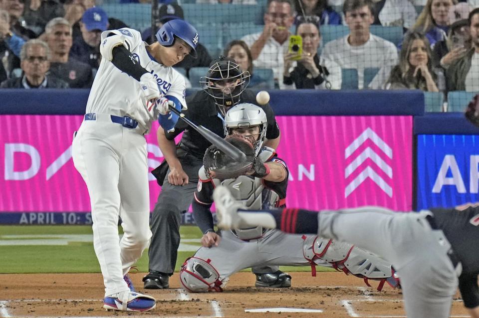 １回、左前打を放つ大谷（共同）