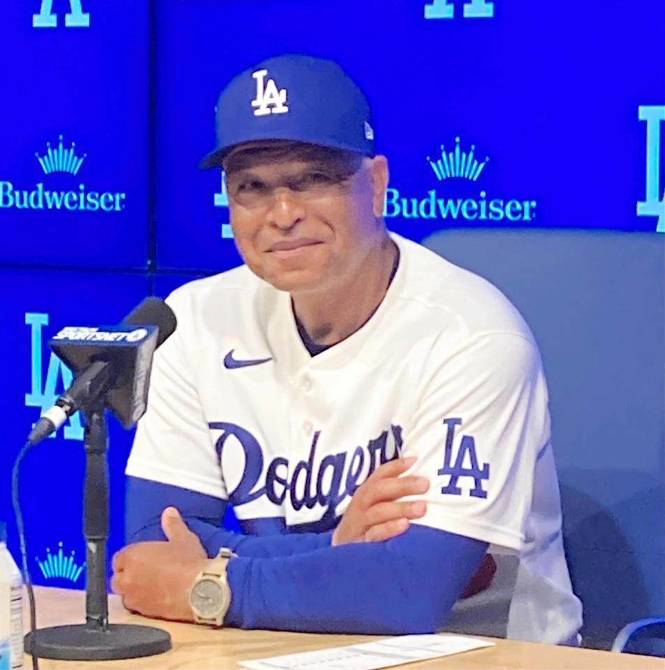 試合後、報道陣の質問に答えるロバーツ監督（撮影・小林信行）