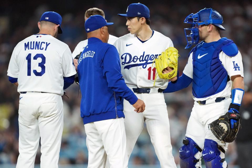 ５回途中１失点で降板する佐々木（右から２人目）＝写真提供・Ｉｍａｇｎ／ロイター／アフロ