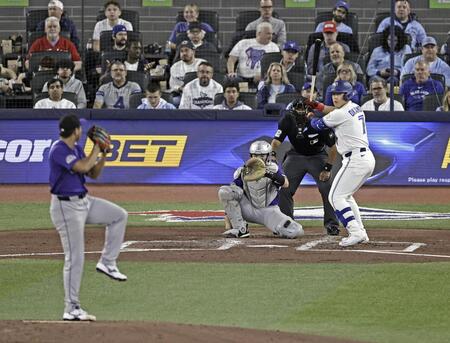 　ロッキーズ戦で先発菅野（左）と対戦するブルージェイズ・岡本（提供・共同通信社）