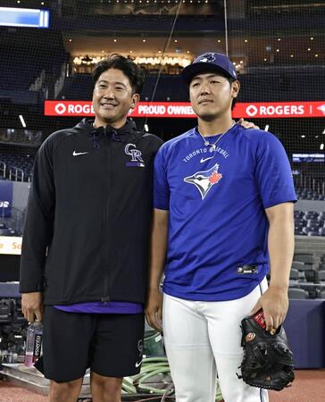 試合前、写真に納まる岡本（右）と菅野（共同）