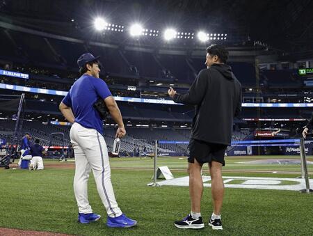 試合前、言葉を交わす岡本（左）と菅野（共同）